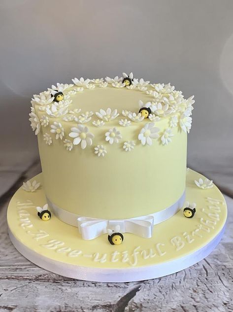 Flower Cake Designs, Yellow Flower Cake, Flower Cake Ideas, Sponge Cake Decoration, Bee Birthday Cake, Bumble Bee Cake, Flower Cake Design, Bee Cakes, Lemon Buttercream