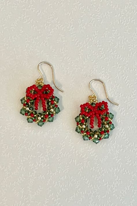 Diy Christmas Earrings, Make A Christmas Wreath, Halloween Jewelry Diy, Beaded Ornaments Diy, Christmas Jewelry Diy, Wreath Earrings, Beaded Christmas Decorations, Seed Bead Crafts, Holiday Beading