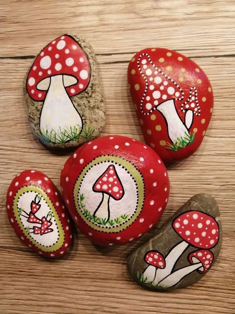 Mushrooms Painted On Rocks, My Pins Saved Boards Crafts, Mushroom Painted Rocks, Christmas Rock Art, Decoracion Navidad Diy, Boom Kunst, Garden Rock Art, Mushroom Crafts, Diy Rock Art