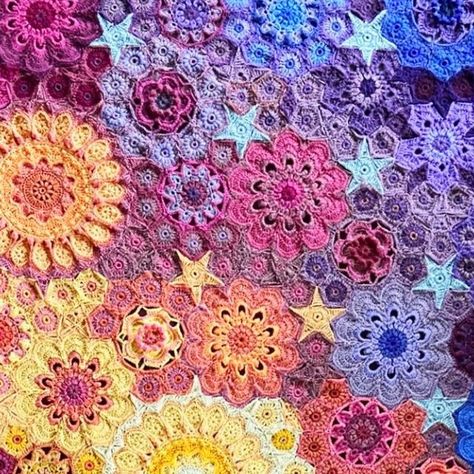 Crochet Classes, Crochet Inspo, Enjoy The Little Things, On Design, Creative Life, Crochet Flowers, Textile Design, Granny Square, Crochet Blanket