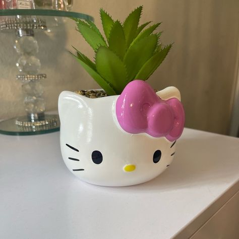 Hello kitty planter Hello Kitty Pinch Pot, Air Dry Clay Hello Kitty, Hello Kitty Ceramic Ideas, Hello Kitty Clay Art, Hello Kitty Pottery, Clay Hello Kitty, Hello Kitty Clay, Pinch Pot Ideas, Hello Kitty Ceramic