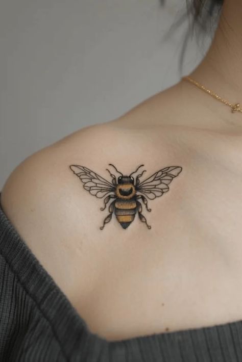 Beautiful Realistic Honey Bee Tattoo Ideas for Inspiration Bee Tattoos Simple, Hornet Tattoo Ideas, Bee Tattoo Collar Bone, Realistic Bug Tattoo, Bee Chest Tattoo Female, Breast Tatoos Ideas, Bee Tatoos Vintage, Honeybee Tattoo Simple, Realistic Bee Tattoo