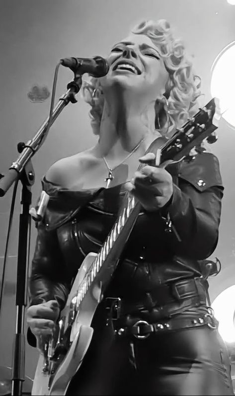 Female Rock Stars, Samantha Fish, Female Guitarist, European Tour, Group Photo, Rock Stars, Group Photos, Guitarist, The Netherlands