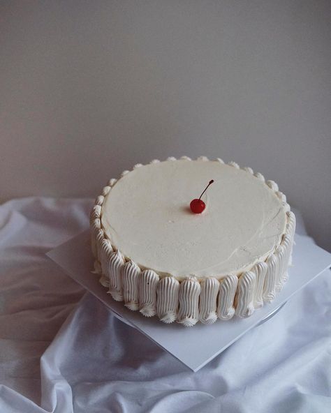 A new cake for a new year. Meringue details are going to be big this year. What do you think? Are you a yes or a no on this cake trend? | Instagram Hunter Valley Wedding, Cherry Cake, Creative Birthday Cakes, Hunter Valley, Cake Trends, New Cake, Wedding Cake Inspiration, Valley Wedding, Cute Desserts