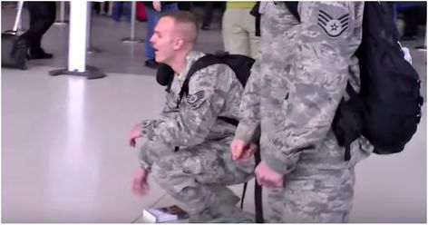 Serviceman Dropped To His Knees When His Parents Aren’t There To Greet Him Soldiers Returning Home, Long Way Home, Happy End, Support Our Troops, Picture Story, Us Soldiers, Military Veterans, All The Feels, Mother And Father