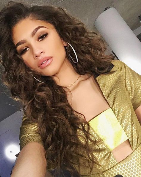 Zendaya's Best Beauty Moments #haircutsforlongcurly Estilo Zendaya, Zendaya Hair, Zendaya Outfits, Curls For The Girls, Ash Hair Color, Zendaya Style, Holiday Hair, Zendaya Coleman, Holiday Hairstyles