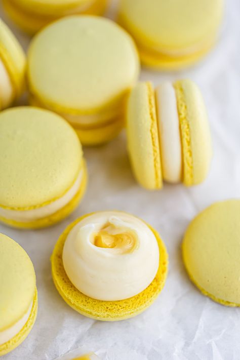 Lemon Cheesecake Macarons- Everything Marina Lemon Macaroons Recipe, Easy Macaron Recipe, Lemon Baked Goods, Amaretto Macarons, Homemade Macaroons, Macaron Business, Thanksgiving Macaroons, Macaron Fillings, Fancy Baked Goods