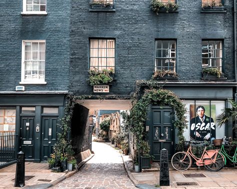 20 Prettiest London Mews Streets + Map on where to find them Fun Things To Do Alone, London Walking Tours, Columbia Road Flower Market, London Souvenirs, Greenwich Park, Mews House, Things To Do Alone, Blue Monday, London Museums