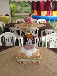 32 Increíbles centros de mesa de la granja para Cumpleaños infantil Cow Stuff, Cow Birthday Parties, Farm Themed Party, Barnyard Birthday Party, Farm Theme Birthday, Farm Animal Party, Farm Animals Birthday Party, Farm Themed Birthday Party, Cowboy Birthday Party