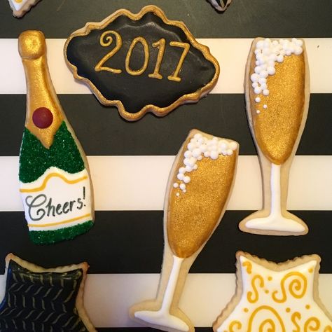 Champagne Flute Cookies Decorated, Champagne Decorated Cookies, Champagne Cookies Royal Icing, Cocktail Decorated Cookies, Champagne Glass Decorated Cookies, Champagne Cookies Decorated, Cutout Cookies Decorated, Cocktail Cookies, Champagne Cookies