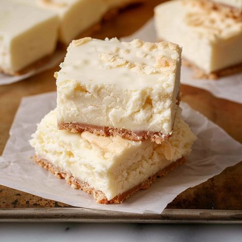 Cheesecake fudge Cheesecake Fudge Recipe, Cheesecake Fudge, Cream Cheese Cheesecake, Homemade Marshmallow Fluff, Fudge Ingredients, Frosting Recipes Easy, Banana Cheesecake, White Chocolate Cheesecake, Cheesecake Pudding