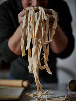 My easy homemade pasta recipe is great for emergencies. You don’t need a pasta machine, just a rolling pin. Jamie Oliver 5 Ingredients, Easy Homemade Pasta, Fresh Pasta Recipes, Homemade Pasta Recipe, Jamie Oliver Recipes, Pasta Machine, Pasta Dough, Pasta Shapes, Easy Pasta Recipes