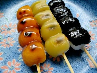 dango sauces Mitarashi Dango, Japanese Dessert Recipes, Japanese Wagashi, Yummy Healthy Snacks, Japanese Dessert, Edible Food, Fusion Food, Japanese Dishes, Asian Desserts