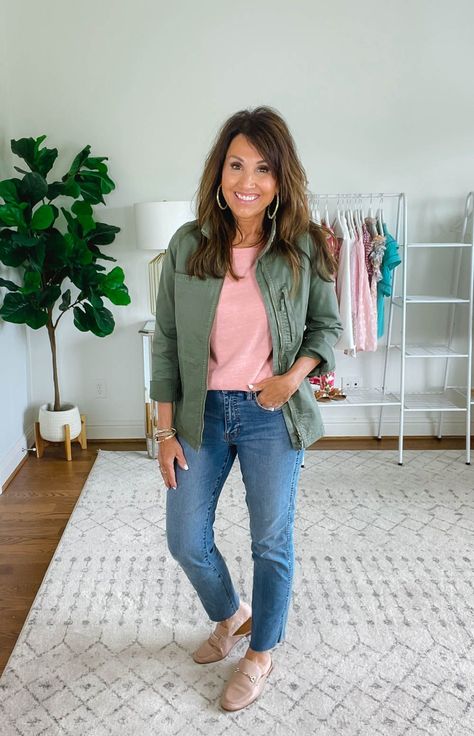 Army Green Jacket Outfit, Olive Jacket Outfit, Olive Green Jacket Outfits, Spring Jacket Outfit, Utility Jacket Outfit, Green Jacket Outfit, Outfits For Ladies, Green Denim Jacket, Jacket For Spring