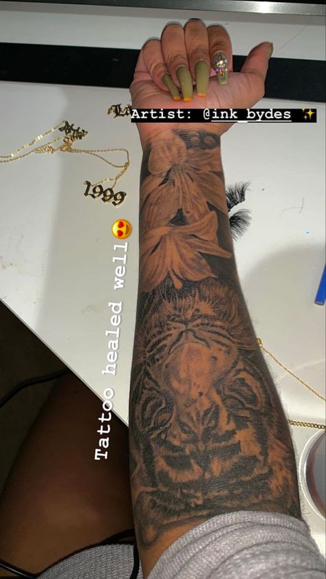 Baddie Full Sleeve Tattoo, Fye Tattoos, Arm Tattoos Black, Neck Tattoos Women, Black Girls With Tattoos, Tattoos For Black Skin, Red Ink Tattoos, Leg Tattoos Women, Pretty Tattoos For Women