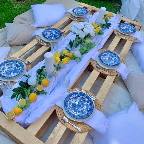 Italian Summer Picnic, Italian Picnic Aesthetic, Small Picnic Ideas, Tuscan Picnic, Picnic Setup Ideas, Mediterranean Picnic, Italian Table Setting, Lemon Picnic, 40th Birthday Party Men