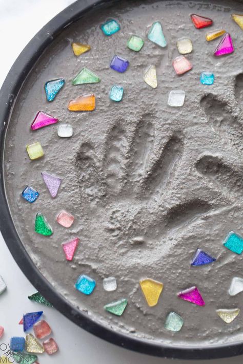 Mosiac stones around handprints in wet mortar plaster. Garden Stones Diy, Garden Stepping Stones Diy, Stepping Stone Molds, Stepping Stones Diy, Big Moon, Stone Molds, Garden Stepping Stones, Garden Area, Garden Makeover