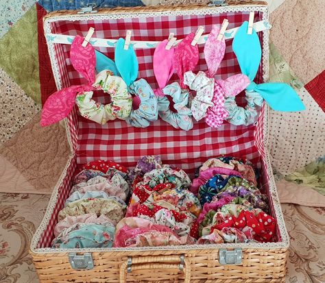 Hair Clip Vendor Display, Picnic Display Ideas, Market Scrunchie Display, Scrunchie Craft Fair Display, Market Stall Display Ideas Scrunchies, Craft Fair Bow Display, How To Display Scrunchies For Sale, Scrunchie Display Ideas, Scrunchies Display Ideas