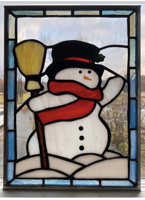 Snowman Stained Glass Patterns, Winter Stained Glass Ideas, Winter Stained Glass Patterns, Vitromosaico Ideas, Stained Glass Cards, Stained Glass Winter, Stained Glass Snowman, Snowman Printable, Mosaic Christmas