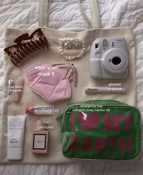 Everyday Bag Essentials, What's In My Bag, School Bag Essentials, Backpack Essentials, Inside My Bag, Emergency Bag, Busy Woman, Purse Essentials, Mode Turban