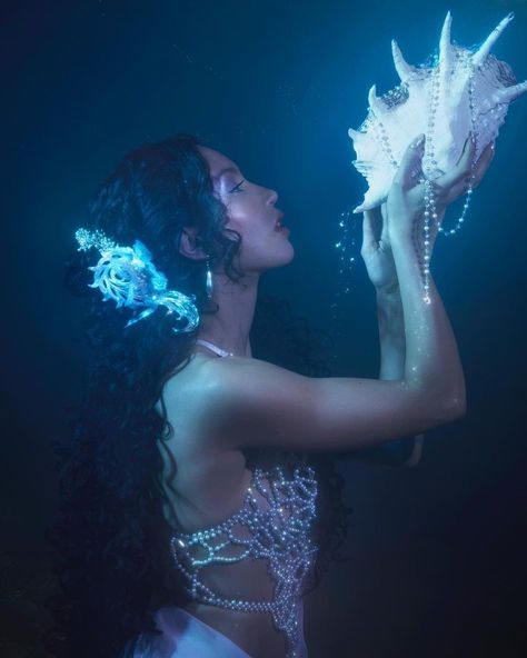 Elizabeth Elder (@emackphoto) | Instagram Photo Manga, No Ordinary Girl, Dark Mermaid, Siren Mermaid, Catty Noir, Ethereal Aesthetic, Mermaid Aesthetic, Mermaid Dreams, Sea Witch