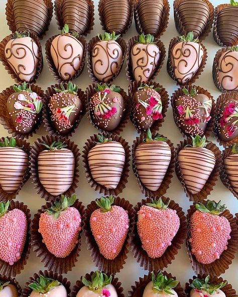 Chocolate Strawberries Decoration, Strawberry Coated Chocolate, Pink Strawberry Chocolate, Brown And Pink Strawberries, Chocolate Strawberry Business, Chocolate Strawberry Designs, Pink Chocolate Strawberries, Aesthetic Eating, Coated Strawberries