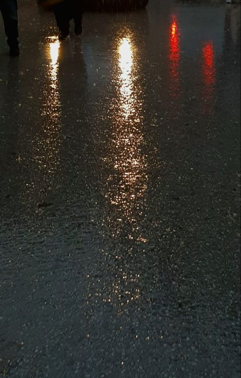 Rain Street Night, Light Rain Aesthetic, Night Rain Snap, Rain Scenery, Rainy Vibes, Rainy Streets, Rain Street, Nightlife Aesthetic, Rainy Day Photography