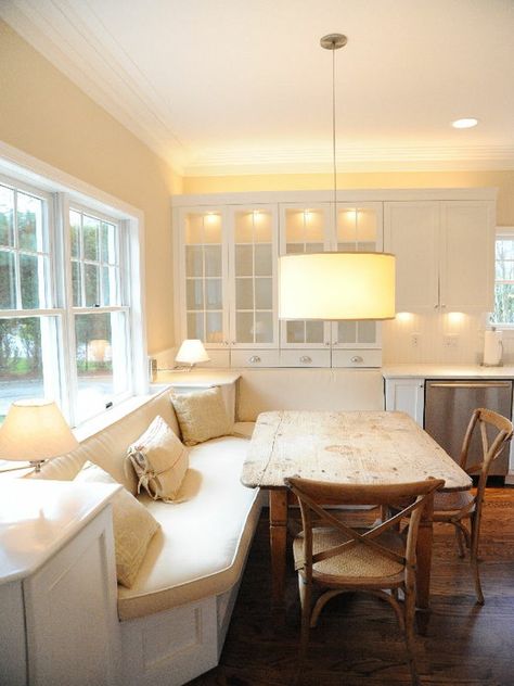 via Pinterest  Beautiful breakfast nook with built-in banquette, ivory cushions, farmhouse dining table, x-back French cafe chairs, drum pendant, ivory walls paint color and glass-front kitchen cabinets. Cottage Chic Kitchen, Kitchen Eating Areas, Banquette Bench, Kitchen Banquette, Transitional Dining Room, Banquette Seating, Galley Kitchen, Kitchen Nook, Built In Bench