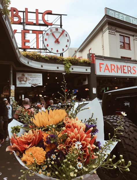 Pike Place Market Flowers, Pikes Place, Pike Place Market Seattle, Seattle Photos, Paradise Falls, Love Cafe, Washington Travel, Sweet Rain, Seattle Homes