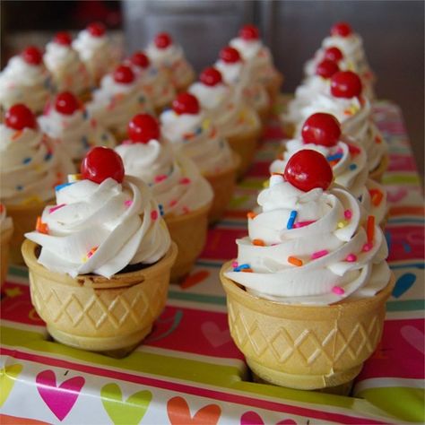 Ice Cream Cone Treats I "These are super cute and extremely easy to make. Kids love them. Nice for a birthday party." Sundae Cupcakes, Ice Cream Cone Cupcakes, Ice Cream Cone Cake, Cupcake Cones, Caterpillar Party, Hungry Caterpillar Party, Hungry Caterpillar Birthday, Cupcakes Birthday, Ice Cream Cupcakes