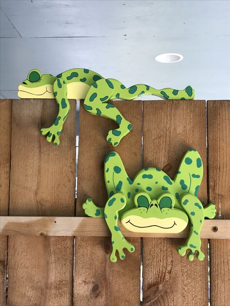 Artesanías madera Wood Yard Art, Wood Craft Patterns, Frog Crafts, Fence Art, Wood Animal, Deco Originale, Scrap Wood Projects, Fence Decor, Front Porches