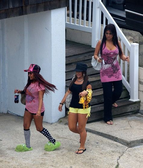 Jwow Aesthetic, Jwow And Snookie Jersey Shore Costume, Jersey Shore Iconic Outfits, Jwoww 2000s, Jwoww Outfits Jersey Shore, Snooki And Jwoww Costumes Halloween, Jersey Shore Outfits Party, Snooki And Jwoww Iconic Outfits, Snooki Outfits