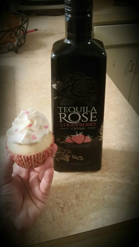 New favorite mommy's cupcake! Tequila Rose cupcake. Sooo yummy, I need to make more of  this kind of cupcakes for mommy time. Tequila Rose Cupcakes, Chocolate Abuelita Cupcakes, Tequila Sunrise Cupcakes, Tequila Rose, Mommy Time, Rose Cupcakes, Tequila, Cream