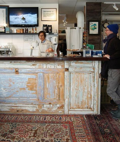 Using Old Doors | Looking At Glass Outdoor Kitchen Countertops, Bar Vintage, Shop Counter, Old Door, Old Doors, Store Displays, A Restaurant, Store Decor, Recycled Glass