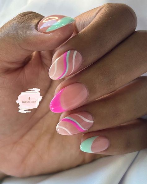 There's a new beauty trend taking over Instagram and it's absolutely stunning. Say hello to "quartz nails". Pride Nails, Teen Nails, Quartz Nails, Teal Nails, Nails Art Ideas, Pink Gel Nails, Spring Acrylic Nails, Broken Nails, Subtle Nails