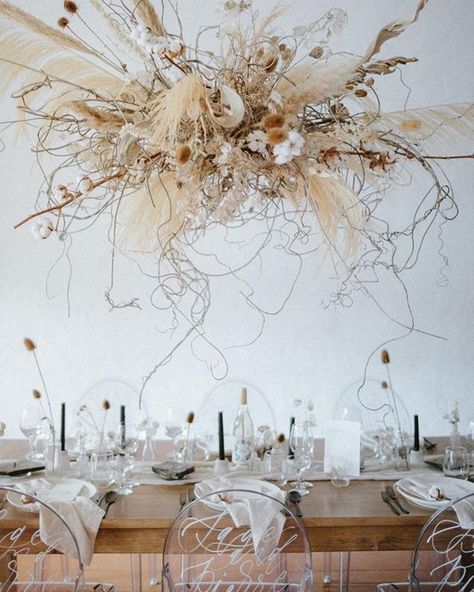 Wedding Flower Trends, Dried Flowers Wedding, Grass Wedding, Flower Installation, Floral Trends, Hanging Flowers, Deco Floral, Dried Floral, Wedding Flower Arrangements