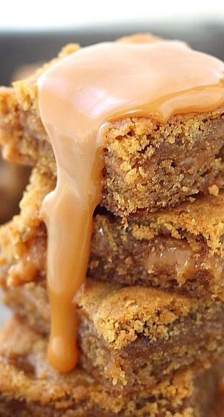 Salted Caramel Blondies Recipe, Caramel Blondies, Caramel Blondie, Resep Brownies, Blondies Bars, Think Food, Bar Cookies, Yummy Sweets, How Sweet Eats