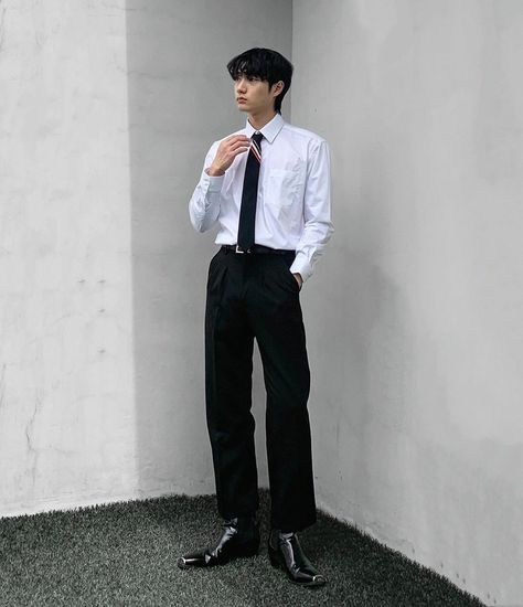 Aesthetic Formal Wear Men, Guy In Formal Wear, Korean Street Fashion Mens Formal, Guy In Suit Reference, Korean Men In Suits, Korean Fashion Men Formal Style, Guy Wearing Suit, Korean Formal Outfit Men, Korean Suit Men