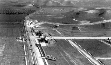 Corner of Ventura and Topanga Canyon Boulevards, Woodland Hills, 1923 Ventura Boulevard, Ca History, Topanga Canyon, California History, Los Angeles City, San Fernando Valley, Vintage Los Angeles, Woodland Hills, South Bay