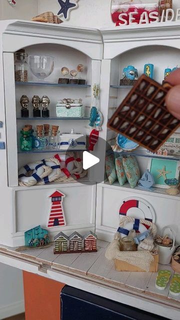 Mirel Korhonen on Instagram: "Just some tiny treasures in my miniature Beach shop. What else would you like to see in this miniature shop? #handmademiniatures #dollhouseminiatures #beachvibes" Miniature Shop, Kitchens And Bedrooms, Beach Shop, Tiny Treasures, Handmade Miniatures, Household Items, Dollhouse Miniatures, Doll House, Miniatures