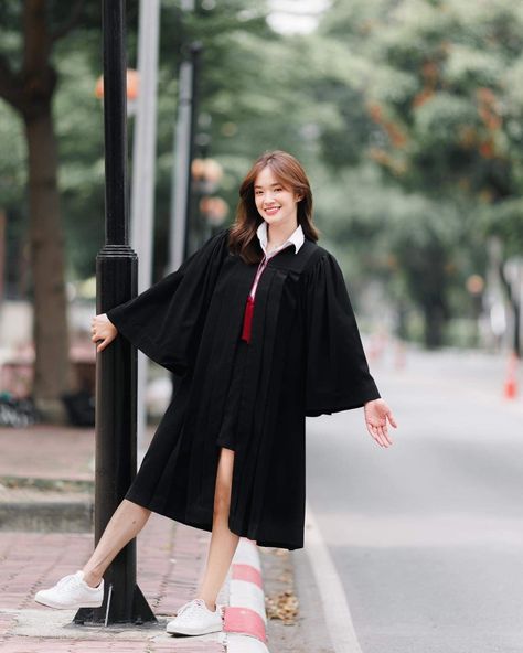 Foto Graduation, Pre Convo, Graduation Pic, Graduate Photo, Grad Outfits, College Graduation Photos, Graduation Photography Poses, Graduation Poses, Graduation Picture