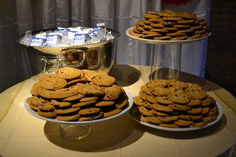 Groom's Dessert display of Chocolate Chip Cookies & Milk Cartons. Chocolate Chip Cookie Display, Interactive Food Stations, Cookies Display, Cookie Bar Wedding, Cookie Arrangements, Cookie Buffet, Cookie Wedding, Cookie Display, Dripping Springs Texas