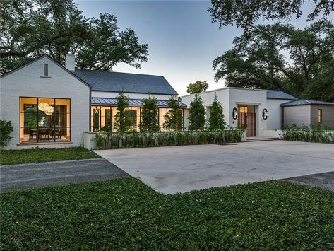 5011 Shadywood Ln, Dallas, TX 75209 | Zillow Modern Farmhouse Exterior, Design Exterior, Farmhouse Exterior, Dream House Exterior, House Goals, Home Fashion, Ranch House, Barn House, House Designs Exterior