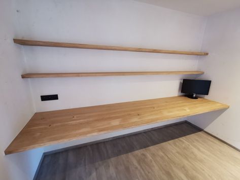 Full Wall Desk, Desk On Wall, Studio In Casa, Diy Office Desk, Study Room Design, Small Home Offices, Hallway Designs, Small Home Office, Built In Desk