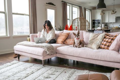 Pink Sectional Sofa, Blush Pink Sofa, Pink Sectional, Blue And Pink Living Room, Living Room Pink, Pink Apartment, Sectional Living Room, Apartment Deco, Minimal Living Room