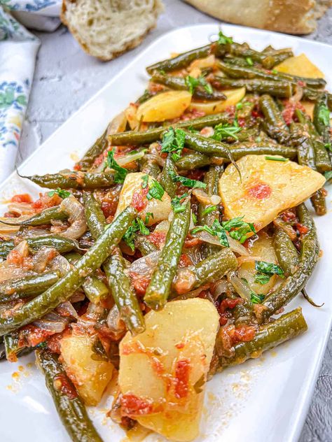 Greek Green Beans (Fasolakia Lathera) Mediterranean Diet Recipes Breakfast, Greek Green Beans, Breakfast Vegetables, Asparagus Salad, Side Dish Recipes Easy, Greek Dishes, Spring Salad, Mediterranean Cuisine, Processed Meat