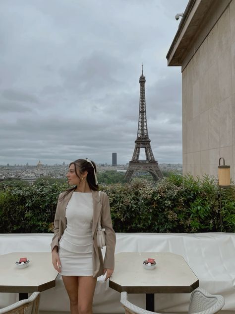 Paris Honeymoon Outfits, Euro Girl Outfits, Outfit Ideas France, Outfit Ideas For Paris Trip Summer, May Paris Outfits, Paris Outfit Inspo Summer, Giraffe Paris, Eiffel Tower Outfits, Outfits To Wear In Paris Summer