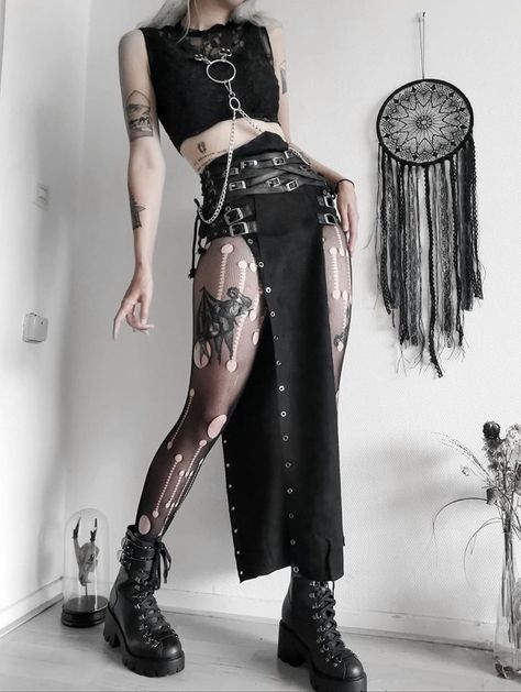 Goth Rave Outfits, Black Rave Outfits, Mystic Creatures, Gothic Mode, Rave Outfit, Black Clothing, Estilo Punk, Punk Outfits, Alt Fashion