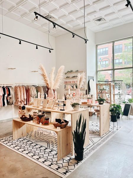 Apparel Retail Store Design, Beach Retail Store, Retail Moodboard Store Design, Retail Merchandise Display, Scandinavian Retail Design, Modern Showroom Design, Boutique Seating Area, Anthropologie Store Design, Cloth Shop Interior Design Small Spaces