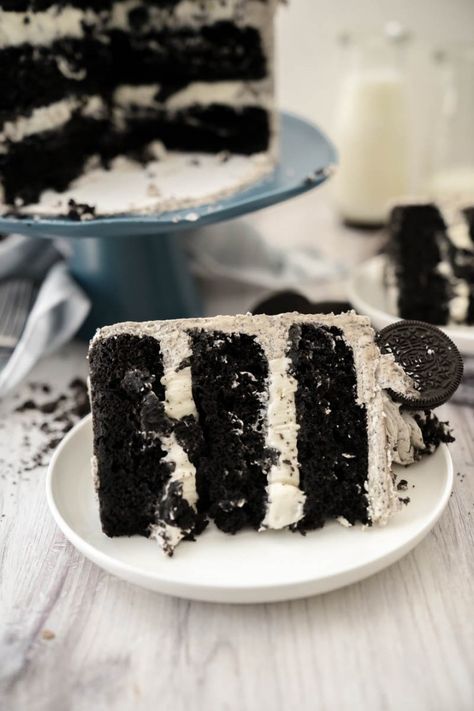 Chocolate Cake With Cookies And Cream Filling, Cookie And Cream Cake, Oreo Cake Filling, Cookies And Creme Cake, Cookies N Cream Cake Recipe, Chocolate Cake Layers, Trending Desserts, Oreo Cookie Cake, Bake Sale Treats